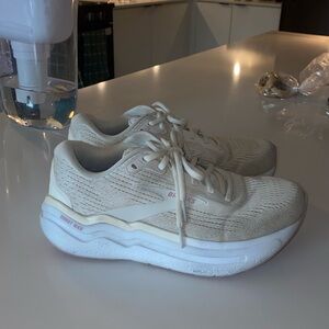 Brooks ghost Max Size 7 Running Shoes